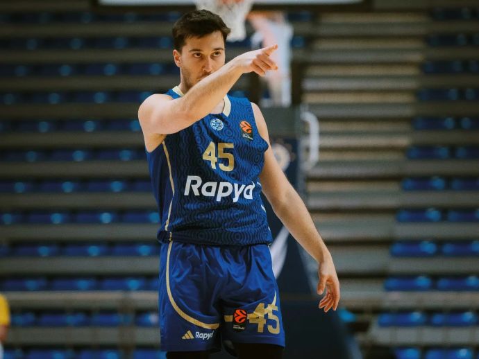 תמיר בלאט שחקן מכבי תל אביב חוגג מול פנרבחצ'ה