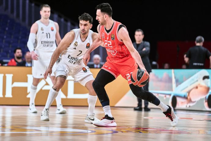 שחקן הפועל תל אביב, ואסילייה מיציץ', מול שחקן ריאל מדריד, פקונדו קמפאסו