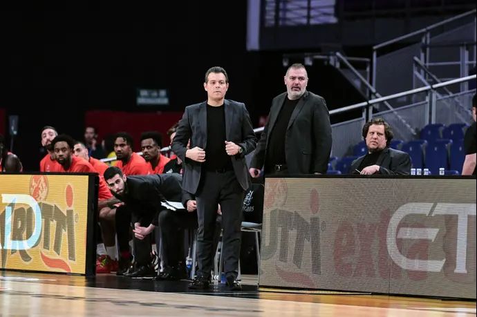 מאמן הפועל תל אביב, דימיטריס איטודיס, עם עוזרו סטפנוס דדאס