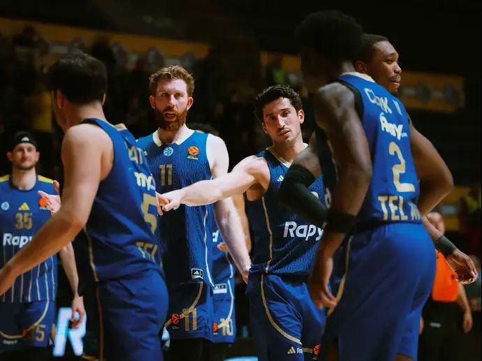 שחקני מכבי תל אביב חוגגים אחרי הניצחון על פנרבחצ'ה