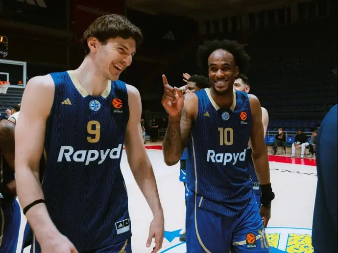 שחקני מכבי תל אביב חוגגים אחרי הניצחון על פנרבחצ'ה