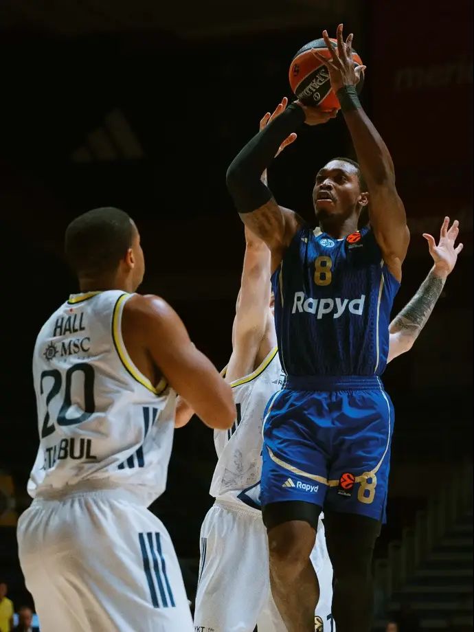 לוני ווקר שחקן מכבי תל אביב נגד פנרבחצ'ה