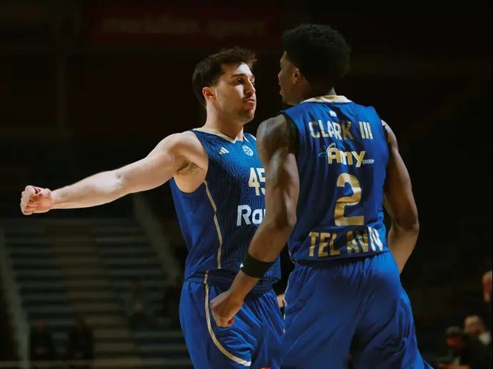 תמיר בלאט וג'ימי קלארק חוגגים מול פנרבחצ'ה