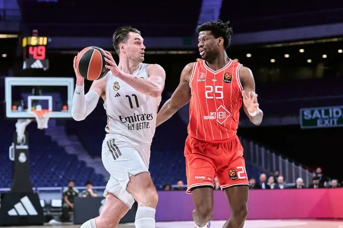 שחקן ריאל מדריד מריו הזוניה, מול שחקן הפועל תל אביב דן אוטורו