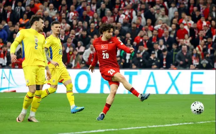 שחקן נבחרת טורקיה, פרדי קאדיולו, כובש מול נבחרת רומניה