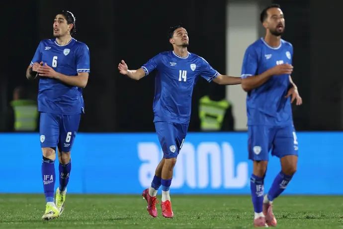 גיא מזרחי חוגג במדי נבחרת ישראל