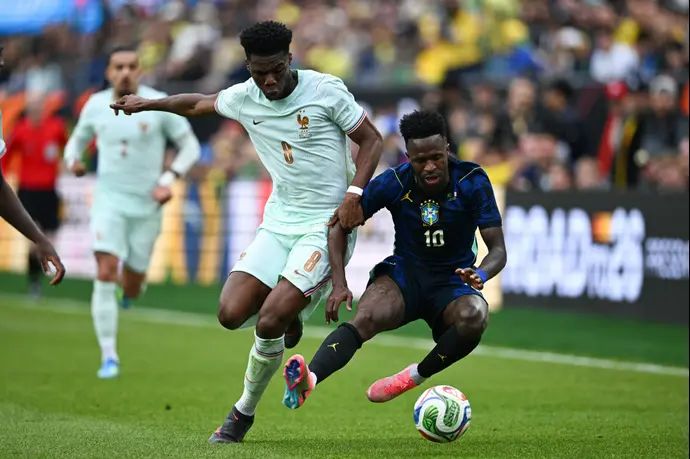 שחקן נבחרת צרפת אורלאן טשאומני מול ויניסיוס שחקן נבחרת ברזיל