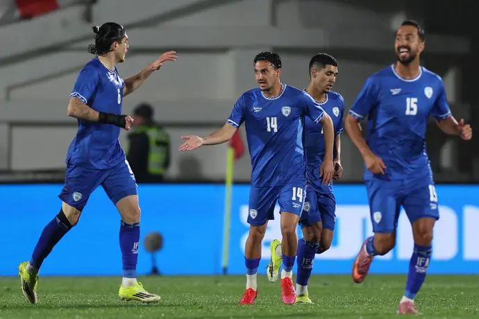 גיא מזרחי חוגג במדי נבחרת ישראל