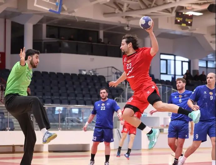 שחקן הפועל ראשון לציון, אמיר שניידר (אדום) מול שוער בני הרצליה, ליאור שיין