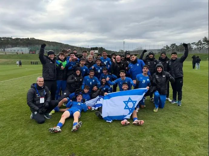 נבחרת הנוער של ישראל חוגגת עם המאמן אופיר חיים