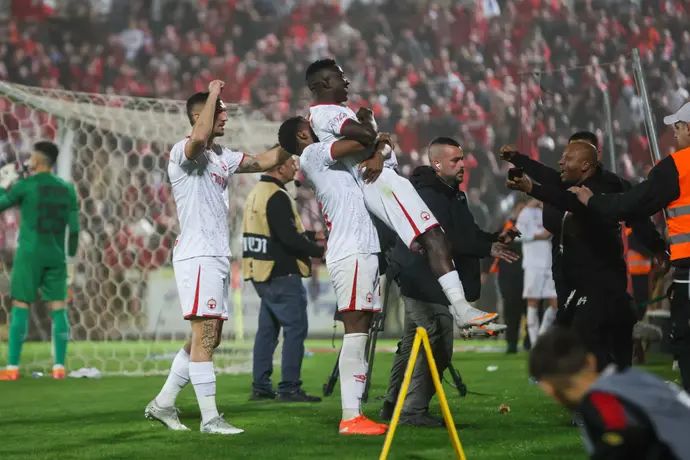 שחקני הפועל באר שבע חוגגים עם קינגס קאנגווה