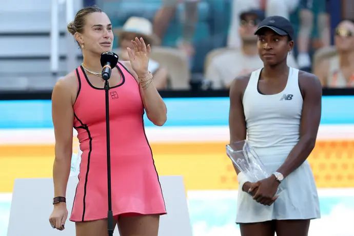 ארינה סבאלנקה אחרי הזכייה בטורניר מיאמי, לצד קוקו גוף סגניתה