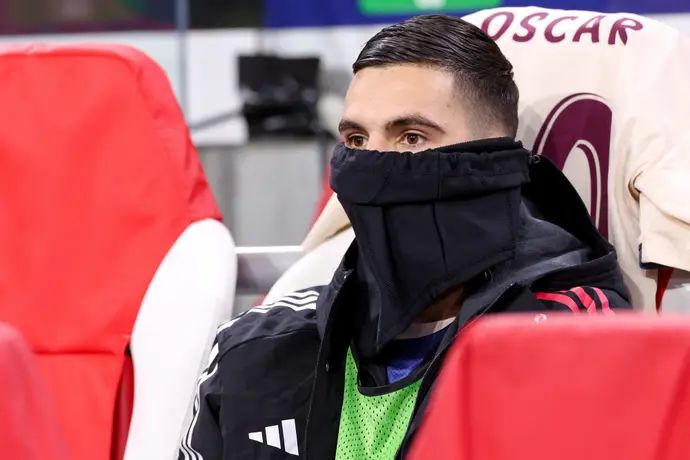 אוסקר גלוך שחקן אייאקס על הספסל