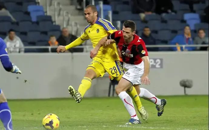 גילי ורמוט שחקן מכבי תל אביב (שמאל) מול טאדאס קיאנסקאס שחקן מכבי תל אביב