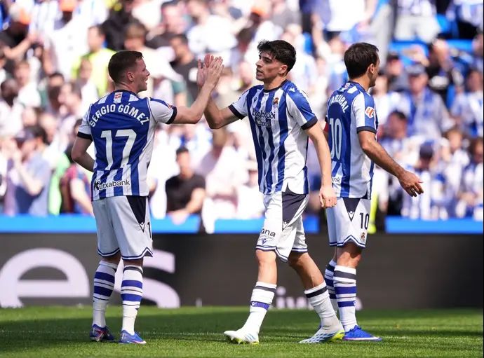 יון מרטין שחקן ריאל סוסיאדד (במרכז) חוגג שער