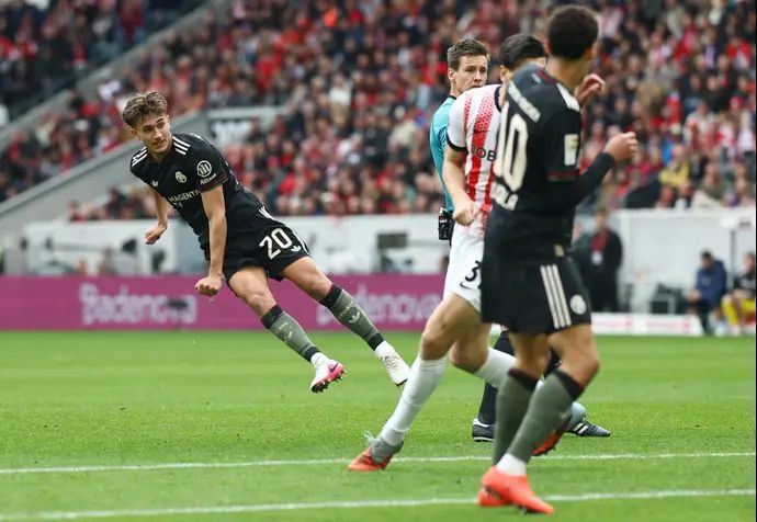 שחקן באיירן מינכן, טום בישוף