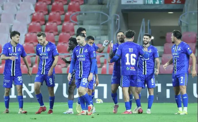 שחקני הפועל פתח תקוה חוגגים