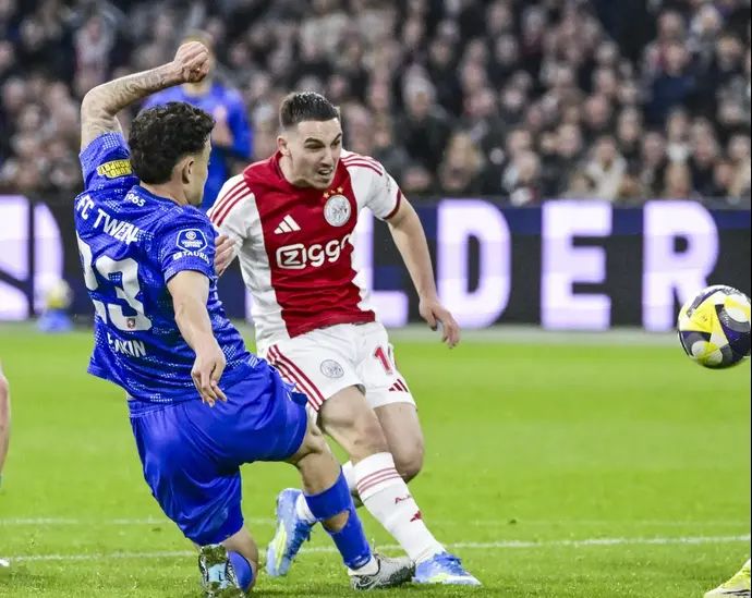 שחקן אייאקס, אוסקר גלוך, מול שחקן טוונטה, סתיו למקין