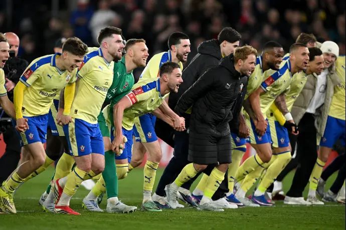 דניאל פרץ ושחקני סאות'המפטון חוגגים