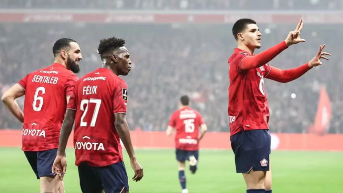 שחקני ליל חוגגים מול לאנס