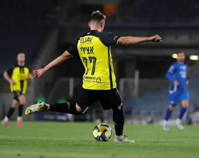 עומר אצילי שחקן בית"ר ירושלים בועט פנדל