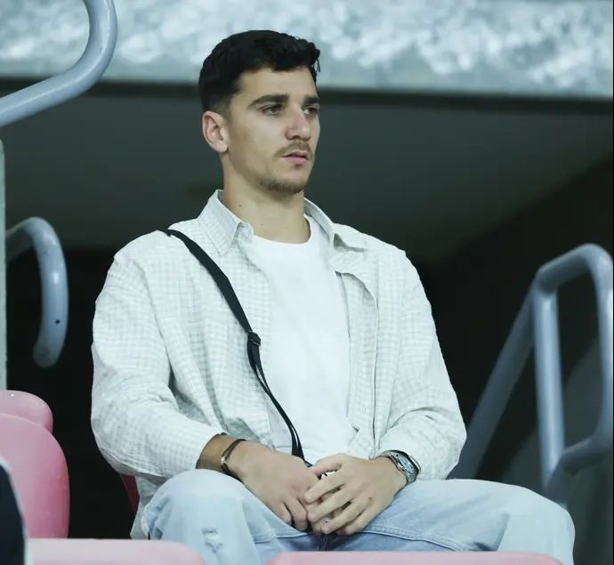 שחקן הפועל באר שבע, דן ביטון, ביציע בטרנר