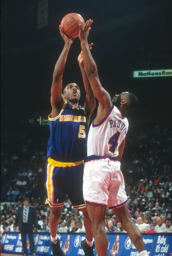 ג'ראלד פאדיו (מימין) שומר על לטרל ספריוול