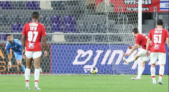 סתיו טוריאל, שחקן הפועל תל אביב מבקיע נגד מכבי חיפה