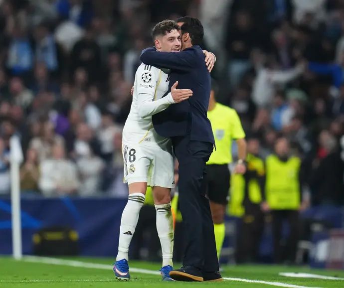 פדריקו ואלוורדה עם אלברו ארבלואה, מאמן ריאל מדריד