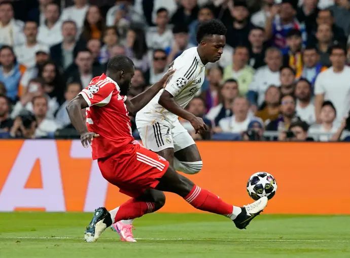 ויניסיוס שחקן ריאל מדריד מול דאיו אופמקאנו שחקן באיירן מינכן