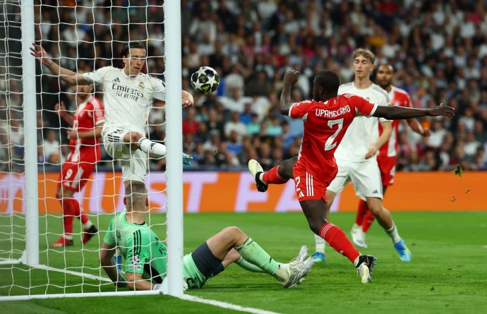 דאיו אופמקאנו שחקן באיירן מינכן מחמיץ מול אלברו קאררס שחקן ריאל מדריד