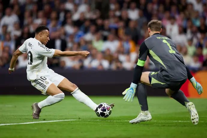 קיליאן אמבפה שחקן ריאל מדריד מחמיץ מול מנואל נוייר שוער באיירן מינכן