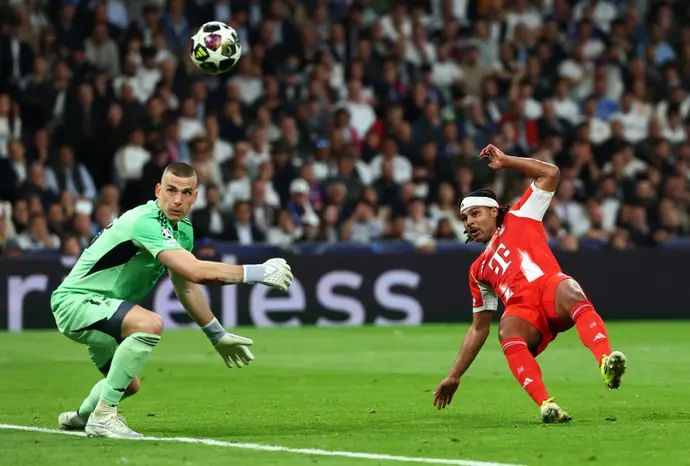 סרג' גנאברי שחקן באיירן מינכן מחמיץ מול אנדריי לונין שוער ריאל מדריד