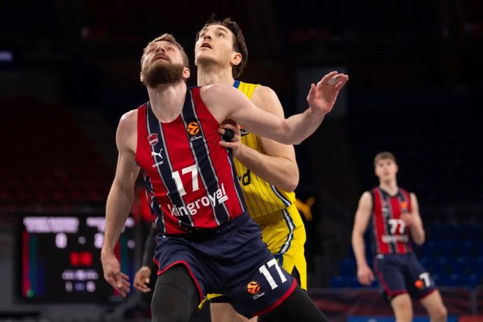 שחקן מכבי תל אביב רומן סורקין מול שחקן באקסוניה גיטיס רדזביצ'יוס