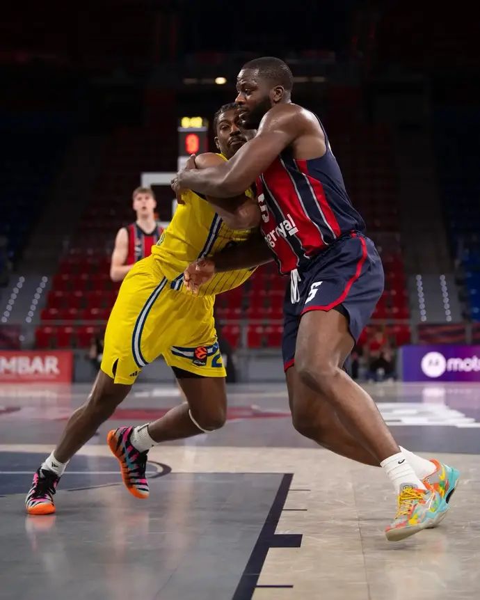 שחקן מכבי תל אביב ג'ימי קלארק מול שחקן באקסוניה יוג'ין אומורי