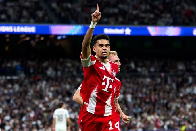 לואיס דיאס שחקן באיירן מינכן חוגג שער