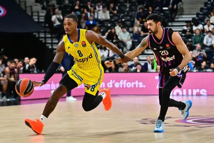 שחקן מכבי תל אביב, לוני ווקר, מול שחקן פריז, ג'רמי מורגן