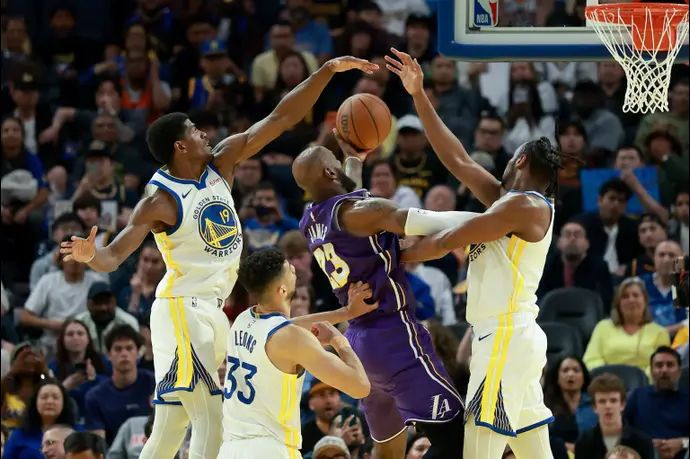 לברון ג'יימס מול הגנת הווריירס