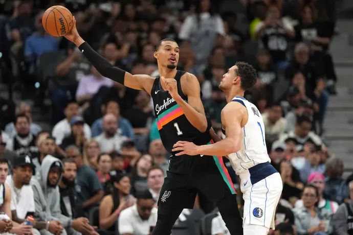 שחקן סן אנטוניו ספרס, ויקטור וומבניאמה, מול שחקן דאלאס מאבריקס, דווייט פאוול