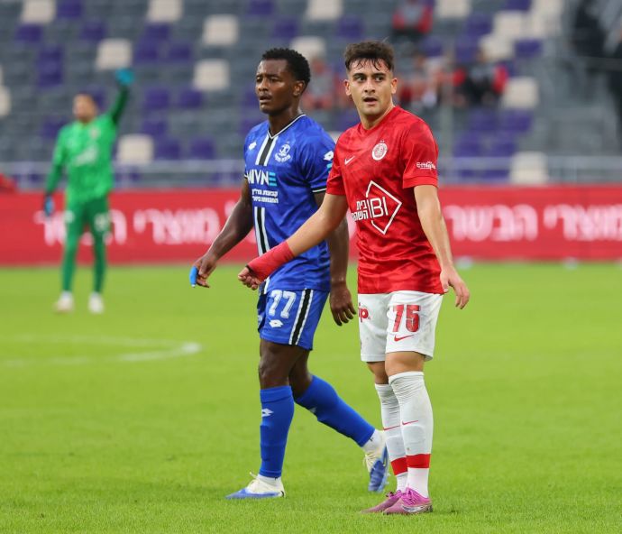 לויזוס לויזו שחקן הפועל תל אביב לצד קלה שחקן הפועל פתח תקוה