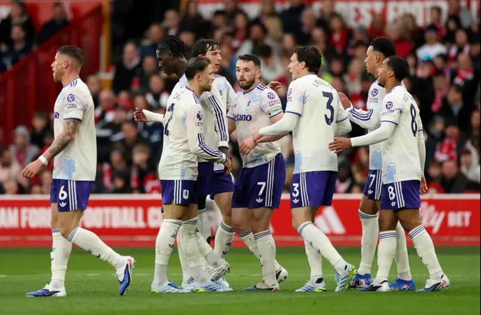 שחקני אסטון וילה חוגגים מול פורסט