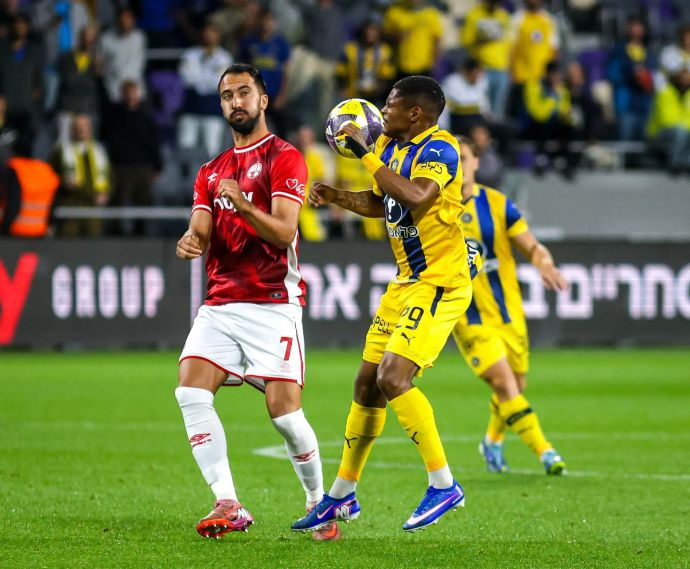 שחקן מכבי תל אביב הליו וארלה, מול שחקן הפועל באר שבע, אליאל פרץ