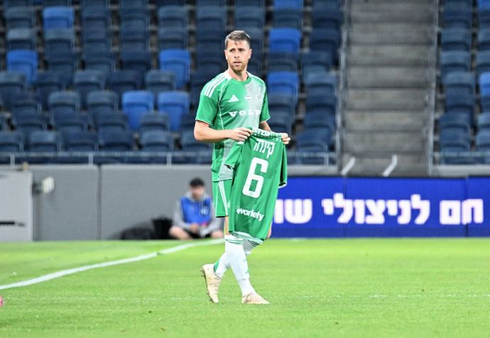 גיא מלמד שחקן מכבי חיפה עם החולצה של גדי קינדה ז"ל