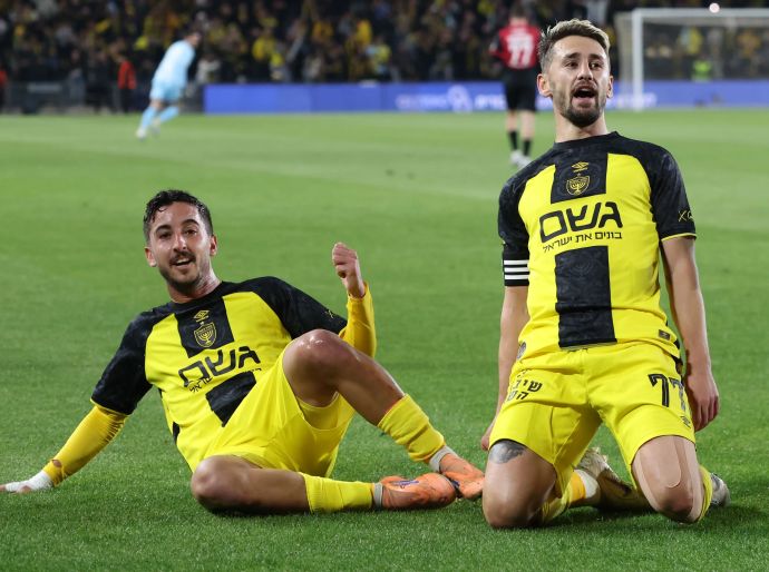 עומר אצילי שחקן בית"ר ירושלים עם זיו בן שימול