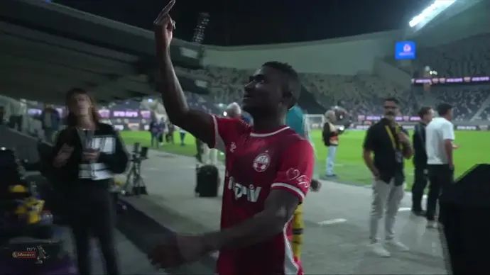 אצבע משולשת? התנועה של קיגס קאנגווה לעבר יציע מכבי תל אביב