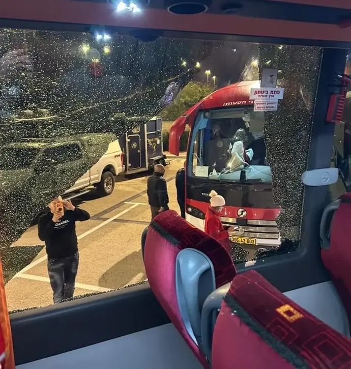 אוטובוס אוהדים של הפועל ירושלים הותקף על ידי אוהדים של בית"ר ירושלים בסיום הדרבי
