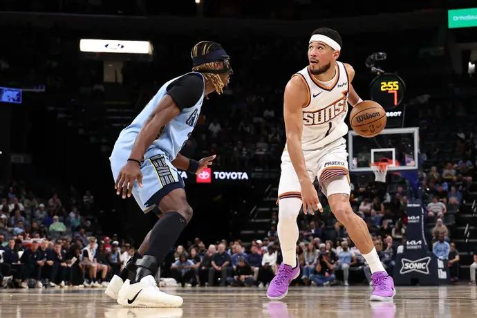 שחקן פיניקס סאנס דווין בוקר מול ממפיס