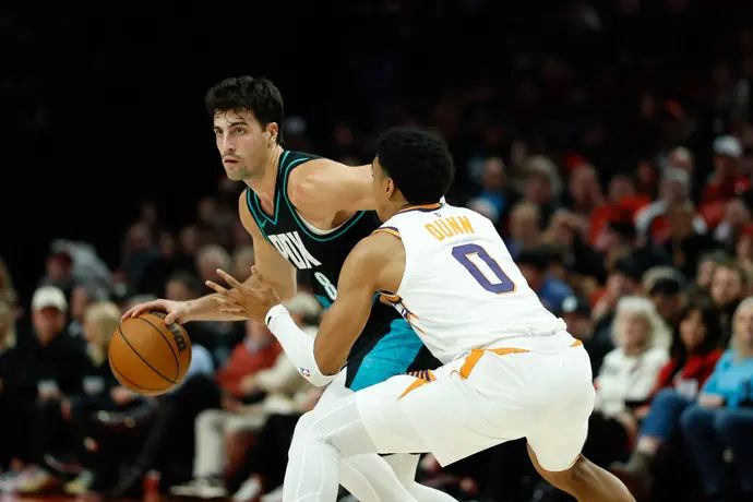 שחקן פורטלנד טריילבלייזרס דני אבדיה מול שחקן פיניקס סאנס ריאן דאן