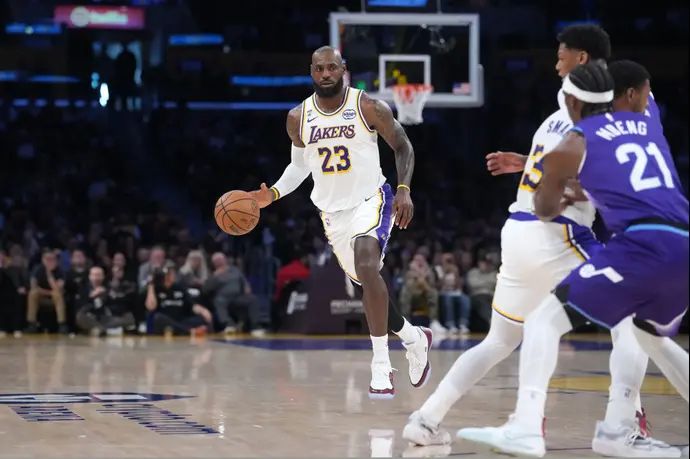 שחקן לוס אנג'לס לייקרס לברון ג'יימס