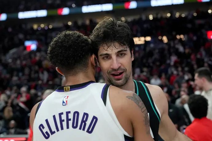 שחקן פורטלנד טריילבלייזרס דני אבדיה עם שחקן סקרמנטו קינגס ניק קליפורד